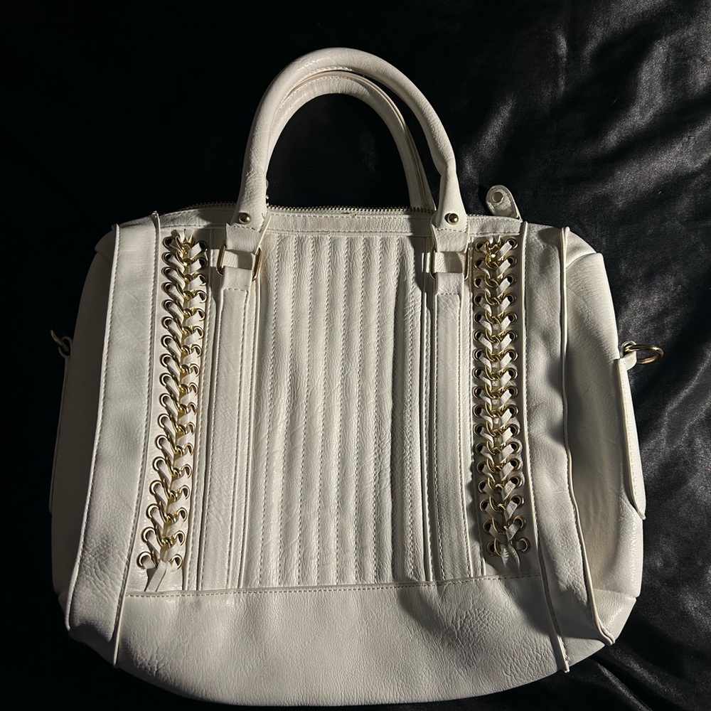 White faux leather shoulder bag with gold chain detailing #fauxleatherbag